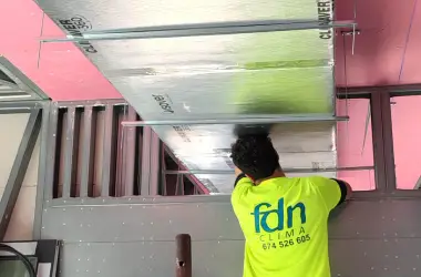 Sistema de climatización por conductos integrado en el techo de una vivienda en Málaga